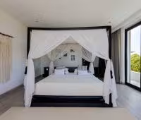 Вилла The Beach Villa Cemagi, Главная спальня